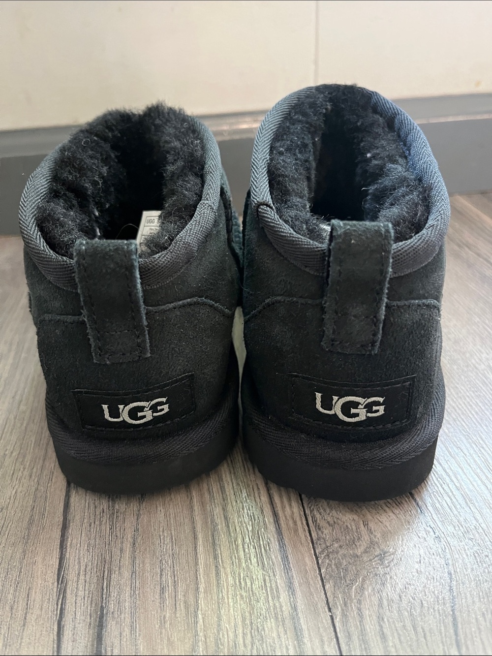 UGG Kids Classic Ultra Mini Boot - Black Size 2 - Picture 11 of 13
